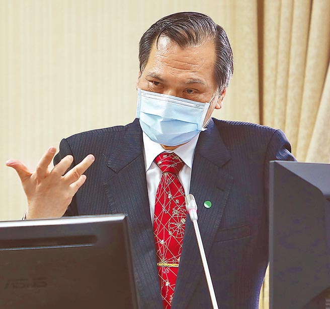 俄乌战争假讯息满天飞，国安局说第一时间就破解「台湾小伙」是对岸认知作战；这种话会让许多网友傻眼。图为国安局长陈明通。（季志翔摄）