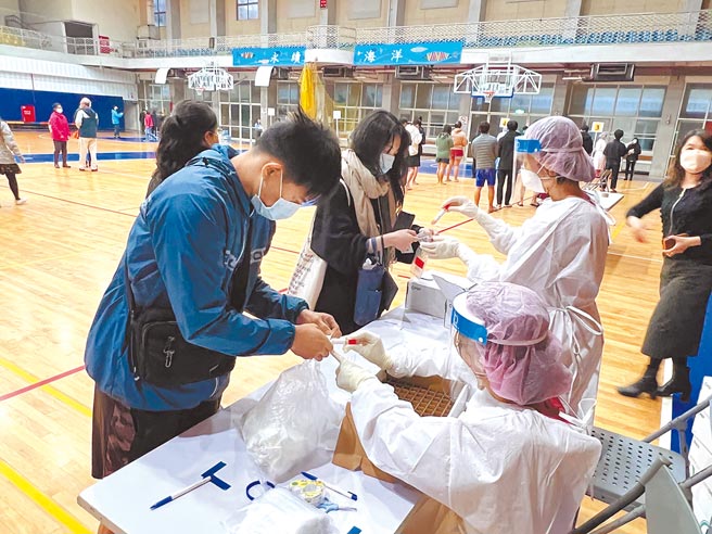 基隆市政府在海大设置前进筛检站，为校内2千多名师生採检，防止疫情扩散。（国立台湾海洋大学提供／陈彩玲基隆传真）