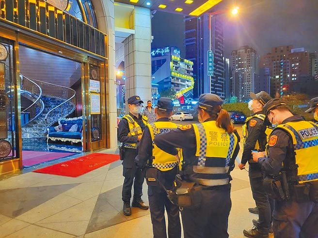 台中市警察局28日凌晨到特种娱乐场所防疫临检，查明顾客有无依规定实联制及打满疫苗进场。（民眾提供／卢金足台中传真）