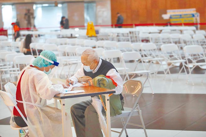 本土疫情爆發，但第3劑疫苗打氣依舊低迷，台北車站疫苗接種站內28日冷冷清清。（中央社）