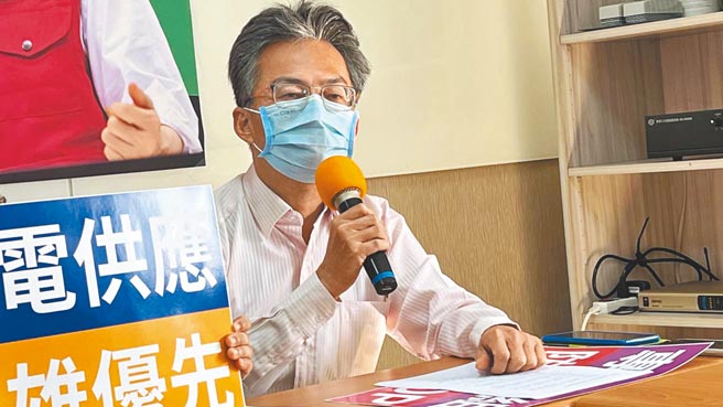 反莱猪医师苏伟硕抛出在野初选共推高雄市长人选，若自己符资格「可报名看看」。（柯宗纬摄）