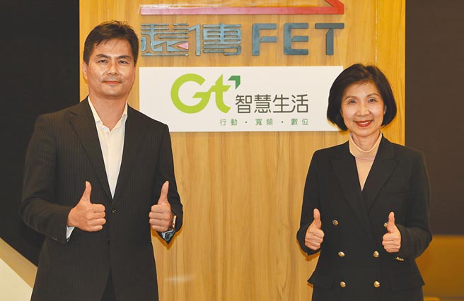 圖為2022年2月25日，遠傳電信召開重大訊息說明會，遠傳電信總經理井琪（右）與亞太電信董事長陳鵬（左）在記者會前相互致意。（季志翔攝）