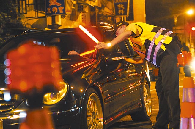 酒驾处罚新制31日上路，累犯将会被公布在交通裁决所网站。图为警方执行酒测拦检状况。（本报资料照片）