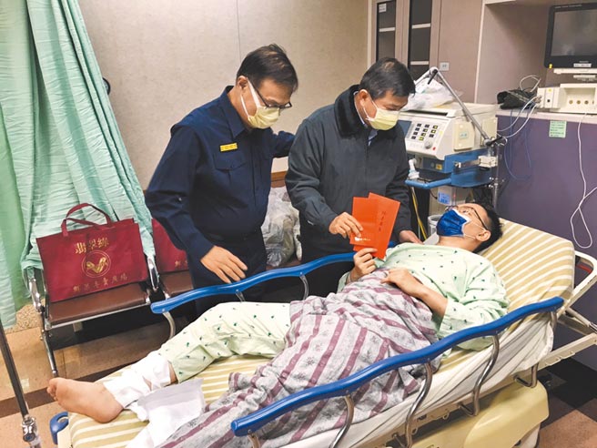 新北市淡水警分局侦查队代理小队长李宥贤28日晚间，前往林口查缉诈欺案，遭嫌犯开枪击中右小腿。新北市警局长黄宗仁（左）、淡水分局长黄南山前往医院探视。（警方提供／叶书宏新北传真）