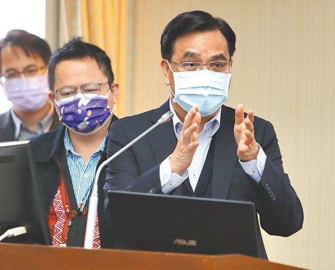 原民會主委夷將‧拔路兒（右一）28日在立法院備詢。（季志翔攝）