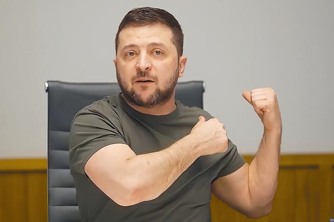 烏克蘭總統澤倫斯基27日接受俄國獨立媒體訪問。（美聯社）