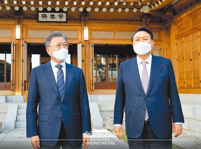 韓國總統當選人尹錫悅（右）28日前往青瓦台拜會現任總統文在寅（左）。（摘自韓國總統府青瓦台推特）