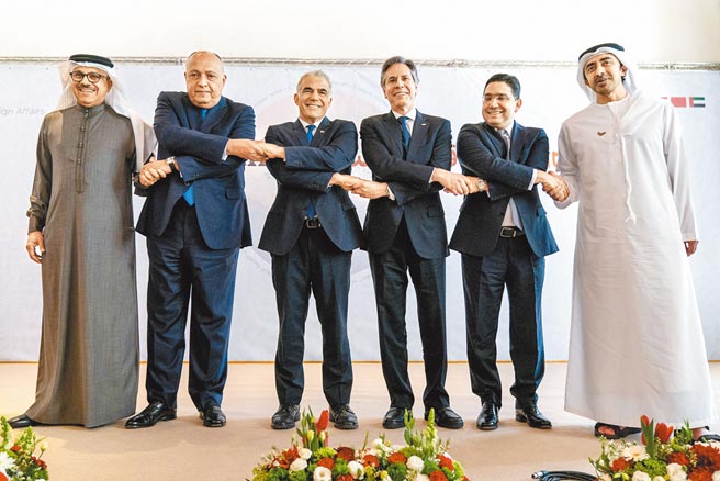 美国国务卿布林肯（右三）28日在以色列与巴林、埃及、摩洛哥、阿拉伯联合大公国、以色列等国外长会谈。（路透）