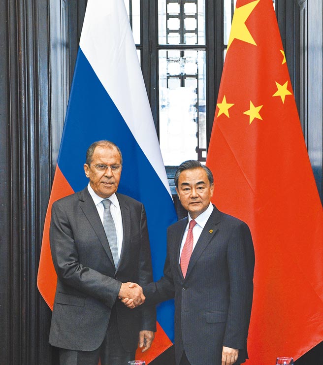 图为中国外交部长王毅（右）与俄罗斯外交部长拉夫罗夫2019年在巴西里约热内卢会晤。（新华社）