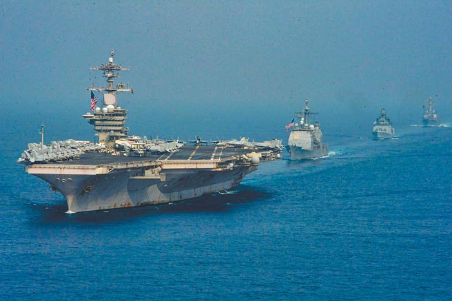 大陸智庫報告，去年美國軍艦進入南海次數較2020年翻倍、空中抵近偵察次數增加逾20％，這顯示美國戰略重心依然是印太戰略。圖為2021年4月4日美國海軍羅斯福號航母打擊群群經麻六甲海峽進入南海。（摘自美國海軍官網）