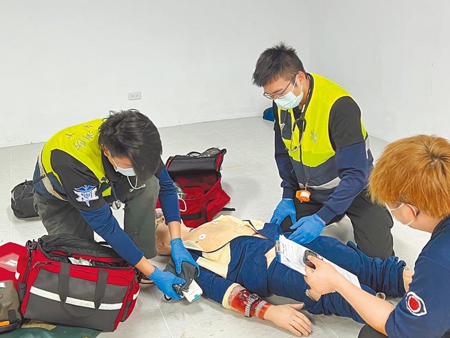 新北市消防局现有510名消防员具有高级救护技术员资格，可紧急插管、施打急救药物等，将力拚提升至600人。（新北市消防局提供／叶书宏新北传真）