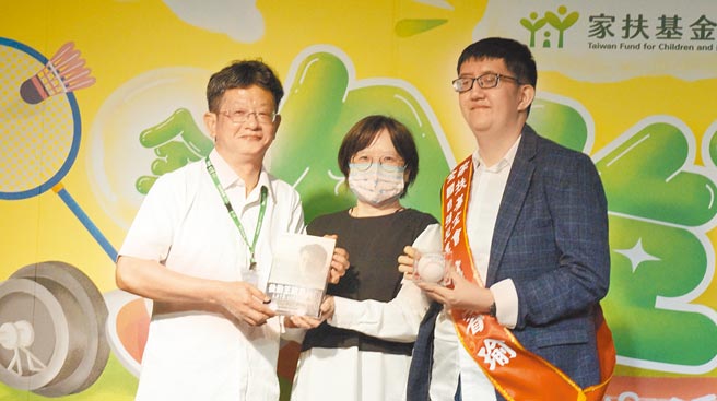 克服罕病马凡氏症的蓝睿瑜（右）获家扶基金会表扬为全国自强儿童。（家扶基金会提供／吕筱蝉桃园传真）