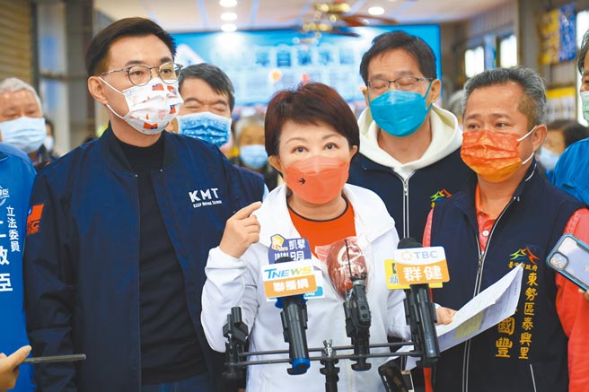 国内本土疫情严峻，台中市长卢秀燕28日提出外出务必佩戴口罩等4个呼吁。（陈淑娥摄）