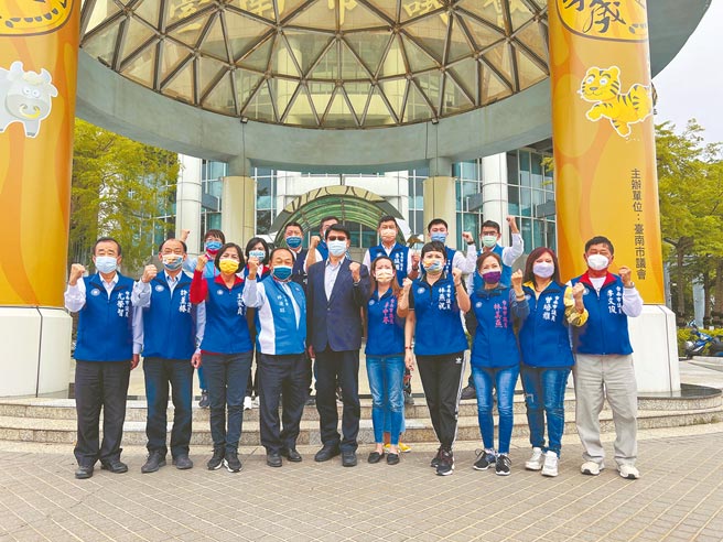 台南市议会国民党团举行「国民党大团结，台南绿地变蓝天」记者会，公开推荐谢龙介（前左五）参选下届台南市长，营造蓝营大团结气势。（洪荣志摄）