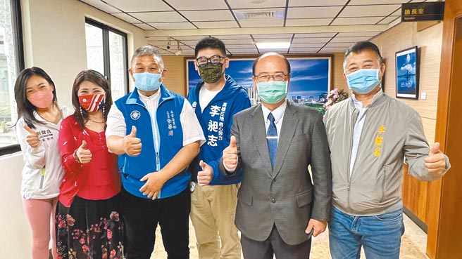 国民党高雄市左楠区议员初选激烈，中央委员孙健萍（右二）宣布不选后，剩下5名新人抢1席提名。（柯宗纬摄）