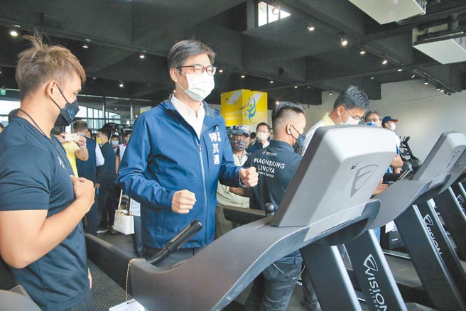 高雄市中正技击馆变身苓雅运动中心，28日正式启用，巿长陈其迈现场体验运动设施。（曹明正摄）