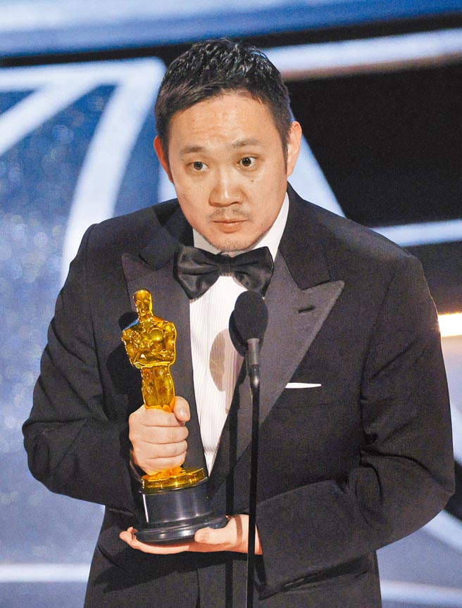 濱口竜介不負眾望拿下最佳國際影片獎，致詞時感謝所有一起拍片的演員們。（路透）