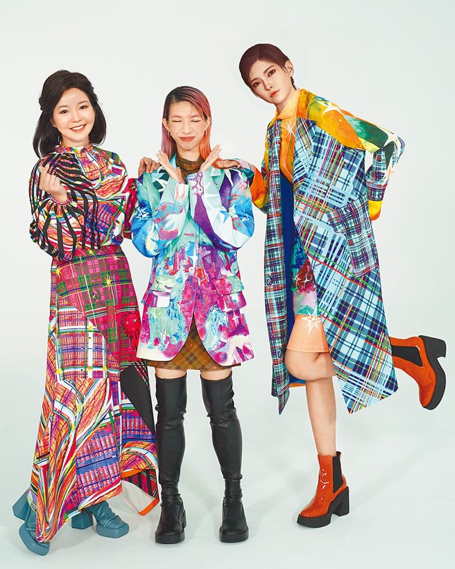 虛擬鄧麗君（左）聯手王子欣、元宇宙少女EVE登上臺北時裝週。 （數字王國提供）