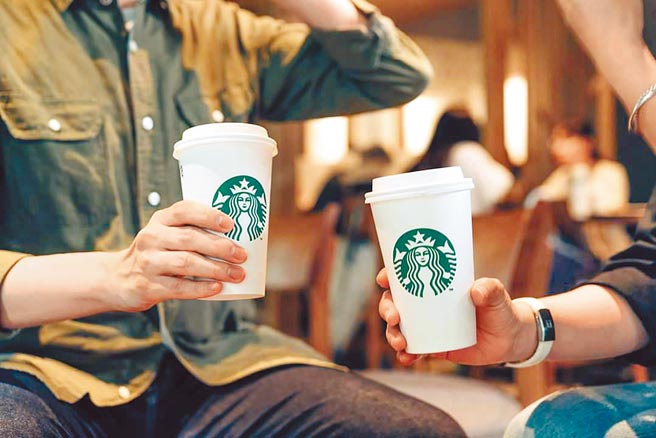 星巴克祭出同品项买1送1活动，身分证同时有2、4两号码可享好康。（星巴克提供）