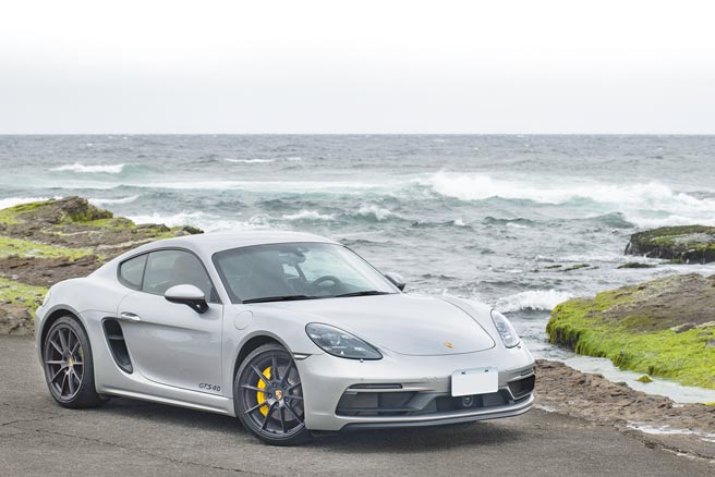 PORSCHE 718 Cayman GTS 4.0试驾车选配金属GT银色车漆，在阴天下也能展现特殊质感，售价445万元起。（陈大任摄）