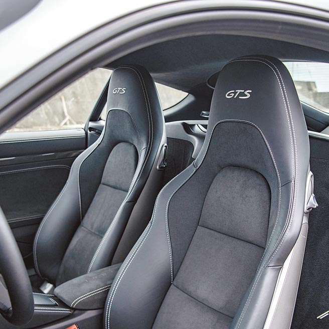 跑车座椅头枕绣有「GTS」字样。（陈大任摄）