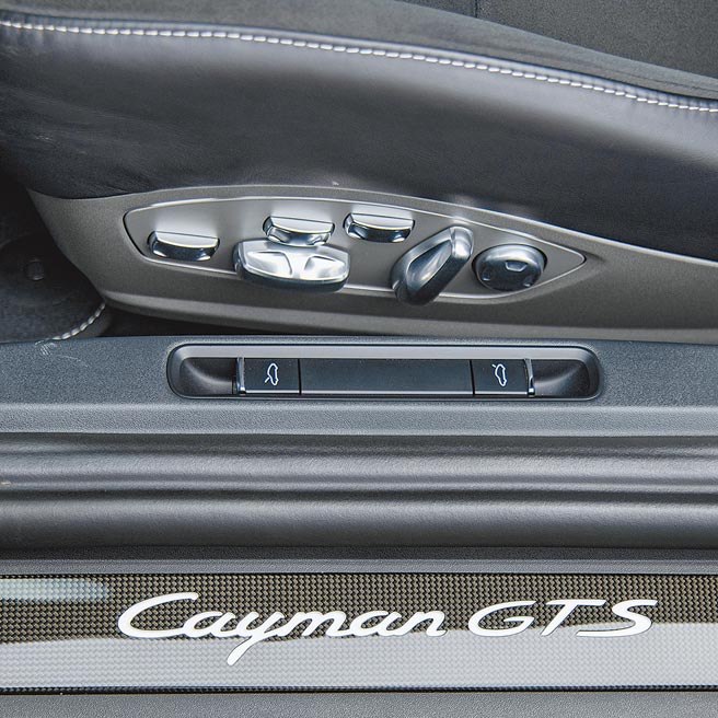 试驾车选配自发光碳纤维车门槛。（陈大任摄）