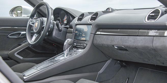 墨碳纤PDK排挡杆，GT跑车式方向盘、专属内装套件并搭配蜡灰色缝线。（陈大任摄）