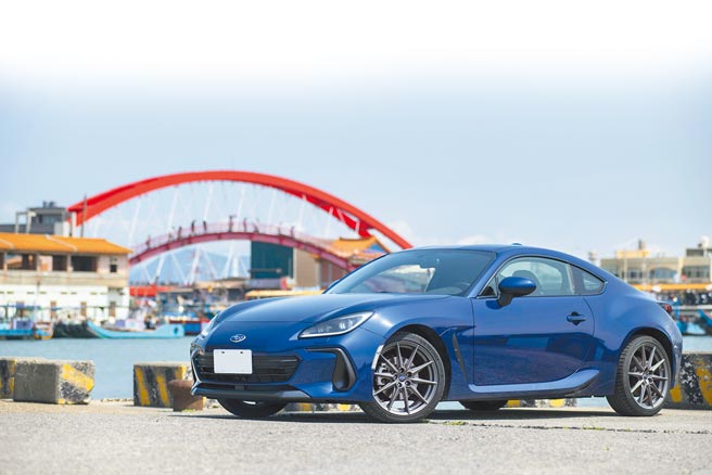 SUBARU BRZ车身有着充满运动化且俐落的线条，试驾车为自排版，并採用星驰蓝车色，售价156.8万元。 （陈大任摄）