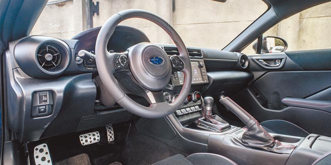 仪表控台饰以热血十足的红色缝线。（陈大任摄）