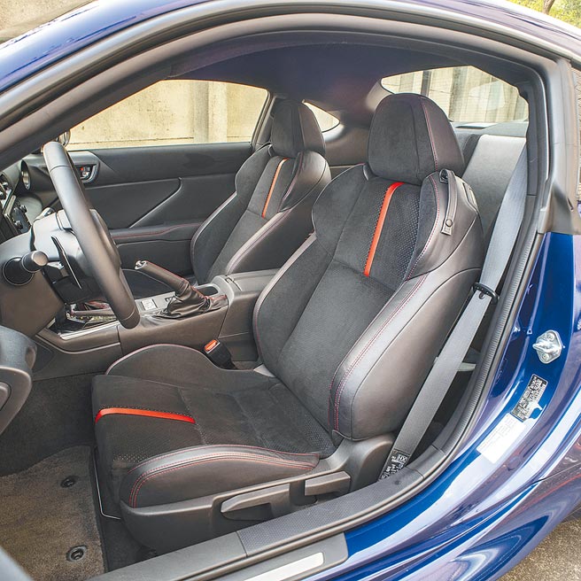 驾驶座椅的包覆与支撑性不错。（陈大任摄）