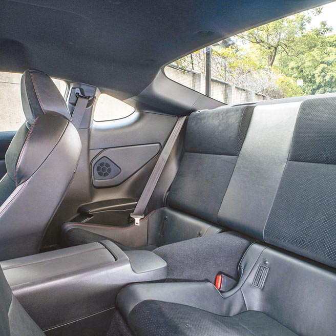 后座仅适用国小阶段孩童乘坐。（陈大任摄）