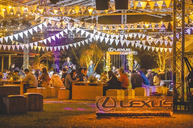 露天晚宴是Lexus Glamping春游野营活动的重头戏，有爵士乐团及舞蹈表演，并提供最尊荣的味蕾飨宴。（陈大任摄）