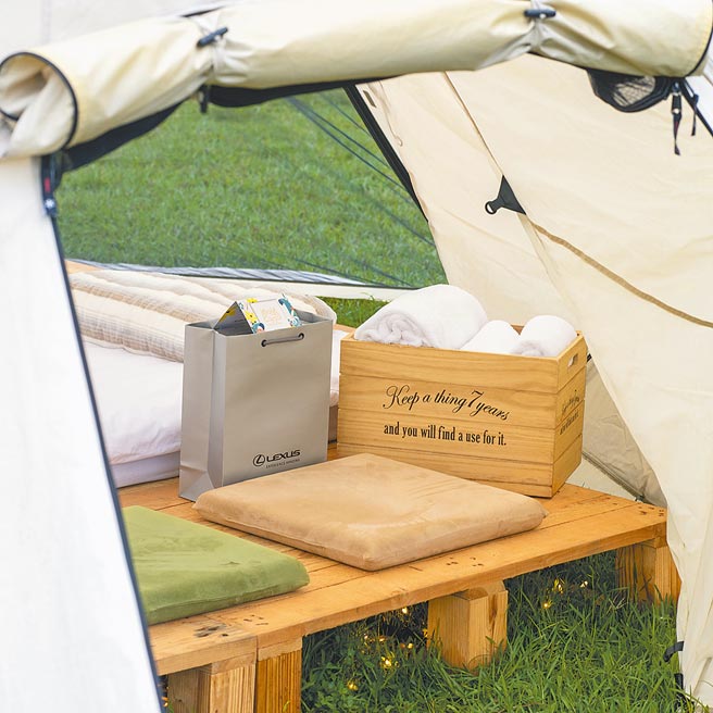 帐内有各式备品及伴手礼。（陈大任摄）