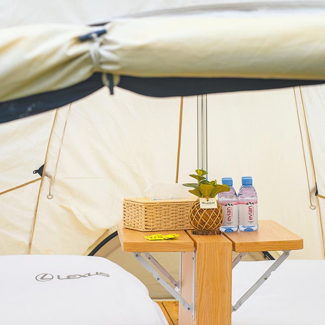 帐内贴心备有饮水及耳塞。（陈大任摄）