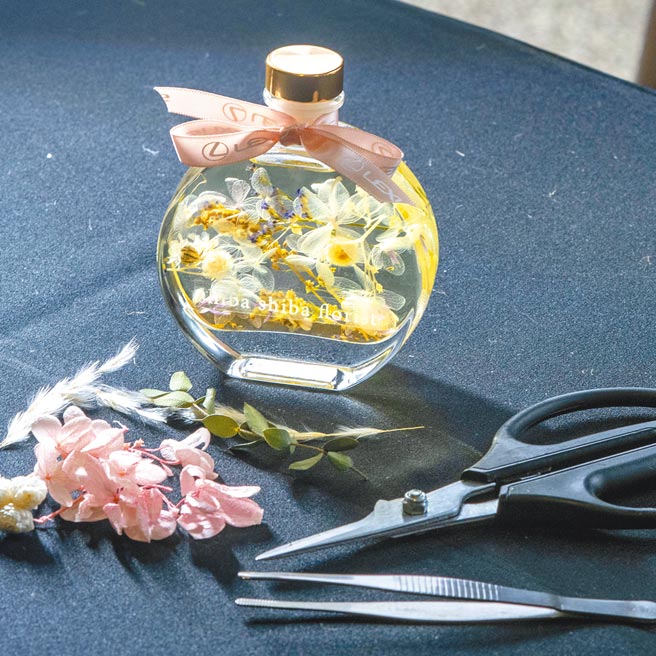 手作浮游花扩香瓶体验。（陈大任摄）