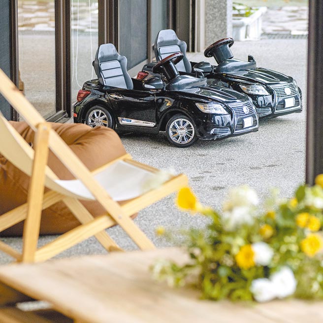 接待区外备有儿童玩具车。（陈大任摄）