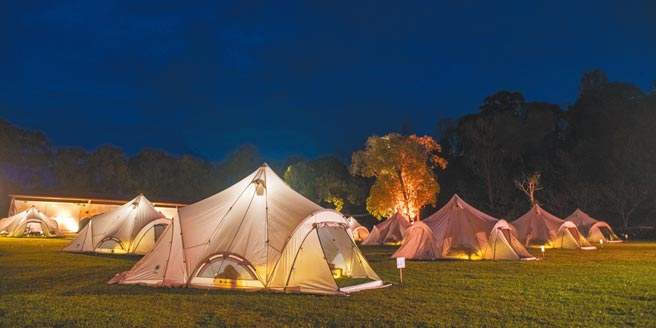 帐篷区在夜幕来临时显得特别浪漫。（陈大任摄）