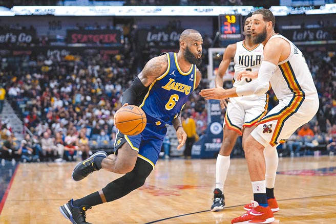 詹姆斯（左）運球闖過瓦蘭丘納斯的防守。（美聯社）