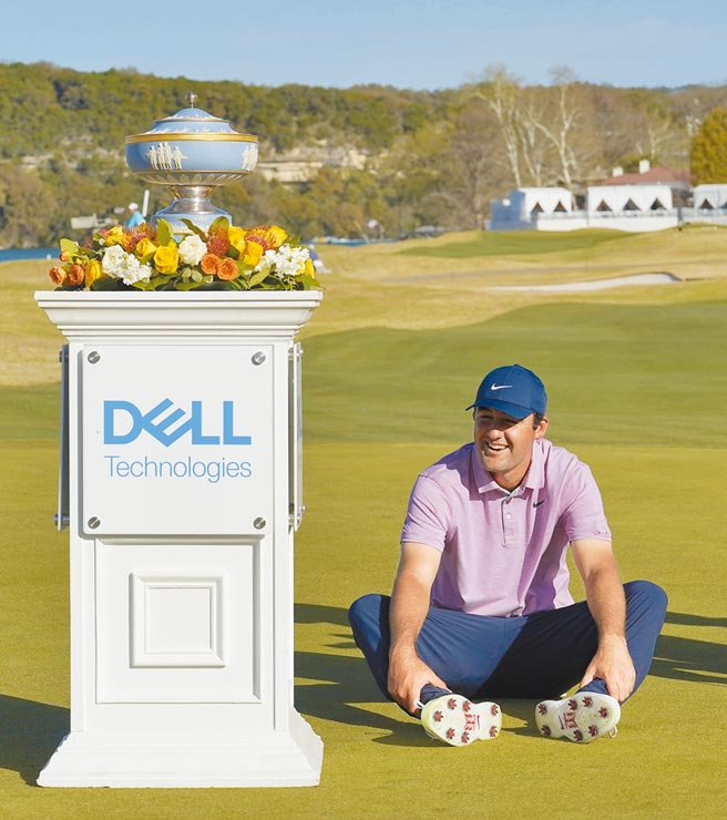 薛佛勒坐在戴尔科技比洞赛冠军奖杯旁边庆祝。（美联社）