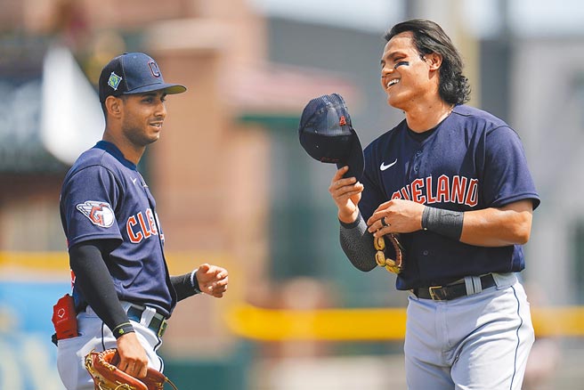 张育成（右）昨天从达比修有手上敲出1支安打。（美联社资料照片）