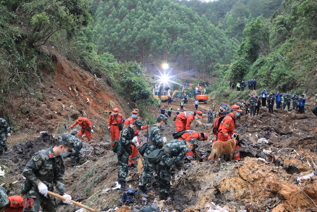 武警广西总队官兵在东航MU5735航班坠机事故现场核心区搜索黑匣子。图／新华社(photo:ChinaTimes)