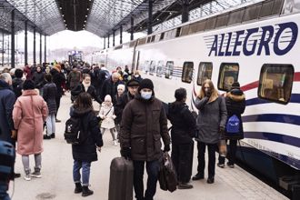 俄芬「最后列车」离境  俄罗斯民眾哀嚎：想走走不了