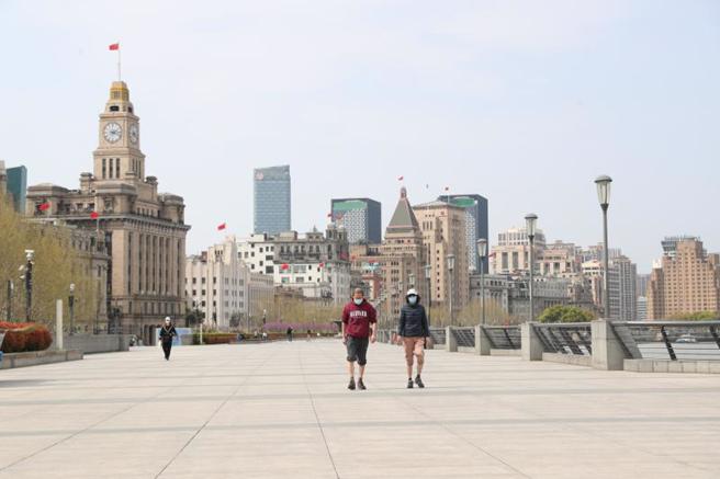浦西虽然还没封控，但知名的上海滩黄浦江畔游客非常稀少，是非常难得的景象。（图／新华社）
