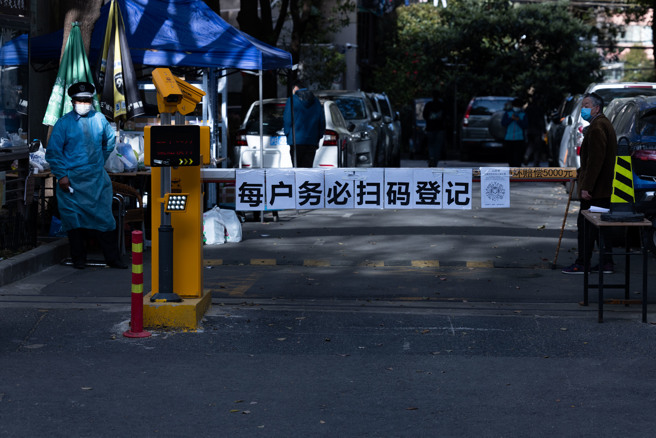 上海浦西虽尚未封控， 但仍要进行网格化的防疫筛检，一旦社区出现中高风险病例数，该社区也同样要进行封控。（图／新华社）
