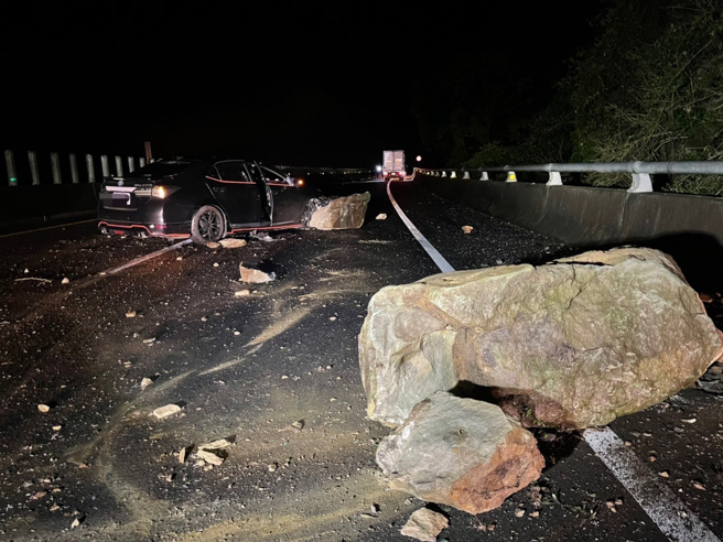 臺72線掉落巨石，車閃避不及撞上，警急封閉道路。（警方提供）