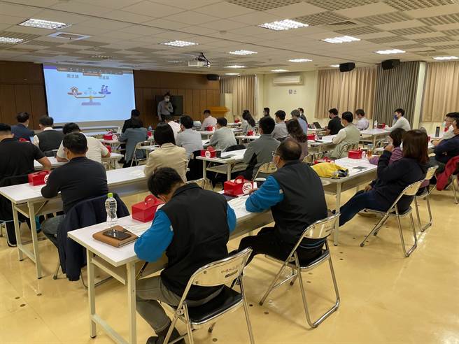 中部科技產業園區舉辦「節能減碳暨電力交易」趨勢研討會，會中實體研討會的會議情形。（中港分處提供）