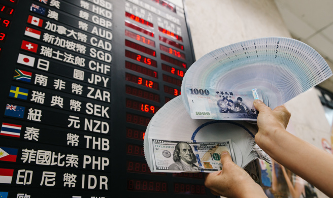 新台币放款利率远低于美元放款利率，使得很多客户寧可先借新台币再换成美元。（示意图/达志影像/shutterstock）