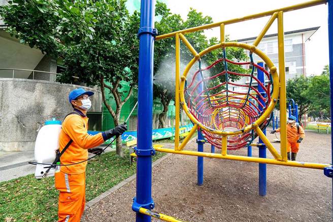 宜兰县一国中教师确诊。图为宜兰针对县内各级学校全面消毒。（资料照 李忠一摄）
