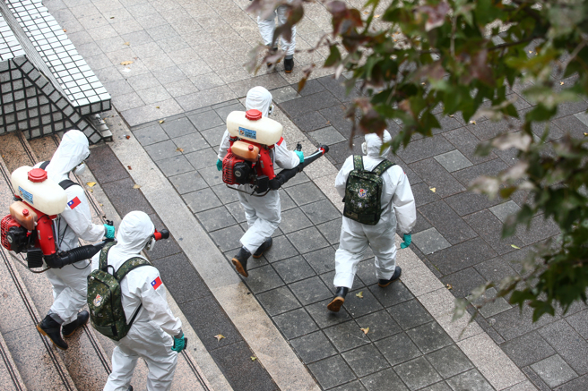 截至目前台湾已有17条传播链感染源待厘清。图为化学兵消毒的画面。（本报系资料照）