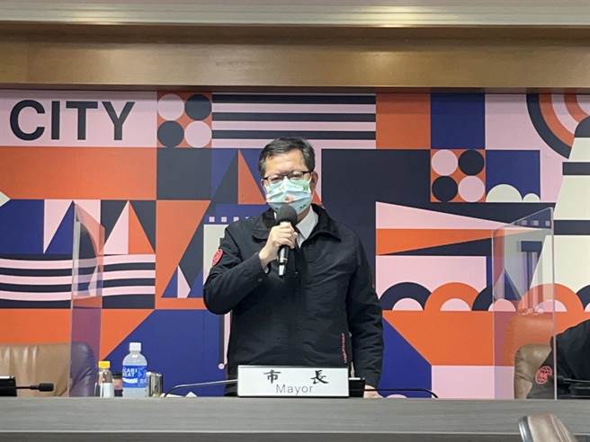 桃園市長鄭文燦30日主持防疫會議時透露大潭相關群聚新增8個案，其中桃園5名、另3名外縣市。(蔡依珍攝)